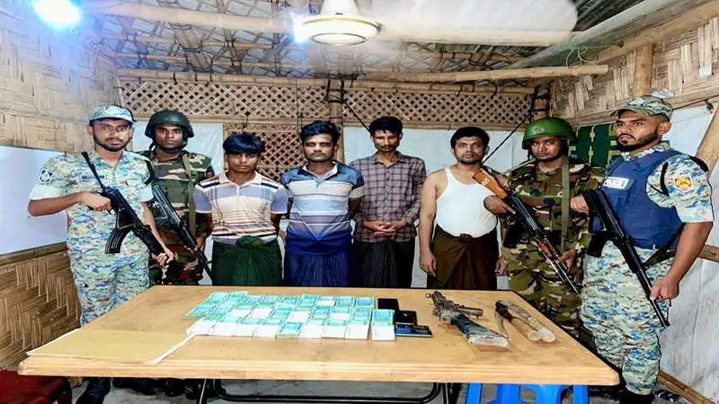 যৌথ বাহিনীর অভিযানে ৪ রোহিঙ্গা সন্ত্রাসী গ্রেফতার, আগ্নেয়াস্ত্র উদ্ধার