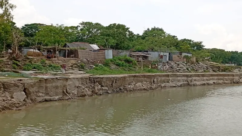 পদ্মার ভাঙন আতঙ্কে লঞ্চ-ফেরিঘাট ও জনপদ পদ্মার ভাঙন আতঙ্কে লঞ্চ-ফেরিঘাট ও জনপদ