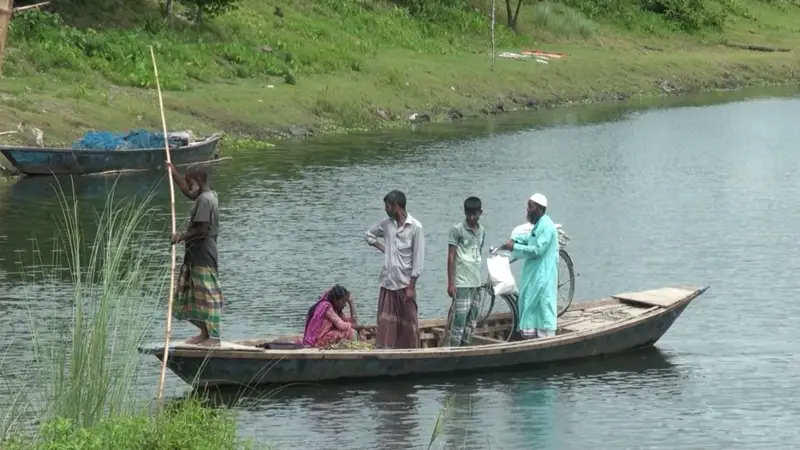 চরম দুর্ভোগে ধরলা নদীর দুই পাড়ের কয়েক হাজার মানুষ চরম দুর্ভোগে ধরলা নদীর দুই পাড়ের কয়েক হাজার মানুষ