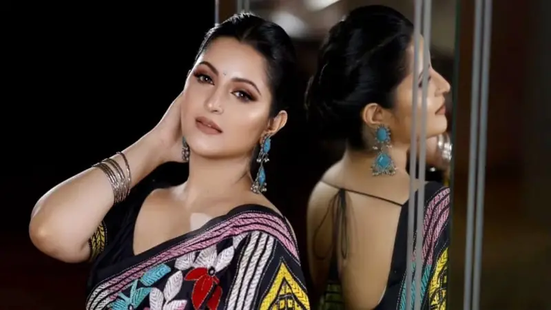 আবারও ভাইরাল হলো পরীমণির ভিডিও, পা ধরে বসে আছেন কে? 