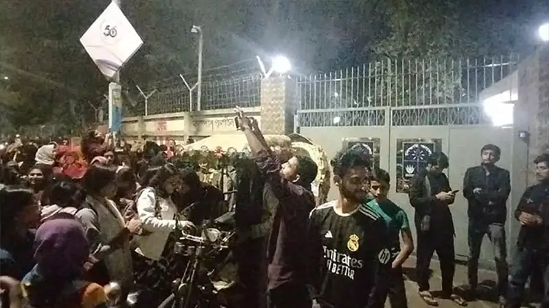 ঢাবিতে ভিসির বাসভবনের সামনে সাউন্ডবক্স বাজিয়ে প্রতিবাদ ঢাবিতে ভিসির বাসভবনের সামনে সাউন্ডবক্স বাজিয়ে প্রতিবাদ