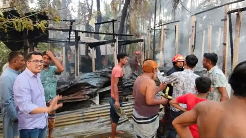 কমলনগরে গ্যাস সিলিন্ডার বিস্ফোরণ হয়ে ২০ লক্ষাধিক টাকার ক্ষতি কমলনগরে গ্যাস সিলিন্ডার বিস্ফোরণ হয়ে ২০ লক্ষাধিক টাকার ক্ষতি