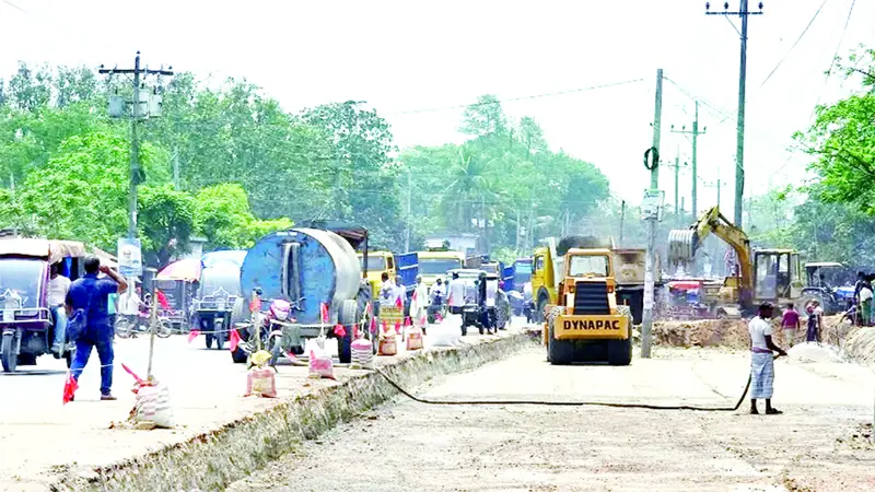 চাঁপাইনবাবগঞ্জ-সোনামসজিদ সড়ক প্রশস্তকরণের কাজ শুরু চাঁপাইনবাবগঞ্জ-সোনামসজিদ সড়ক প্রশস্তকরণের কাজ শুরু