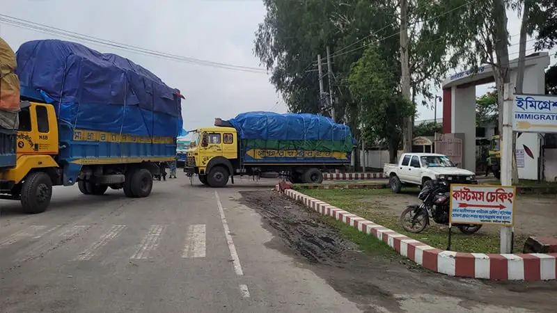 বাংলাবান্ধা স্থলবন্দরে আটকে গেল প্লাস্টিক পণ্যবোঝাই ট্রাক বাংলাবান্ধা স্থলবন্দরে আটকে গেল প্লাস্টিক পণ্যবোঝাই ট্রাক