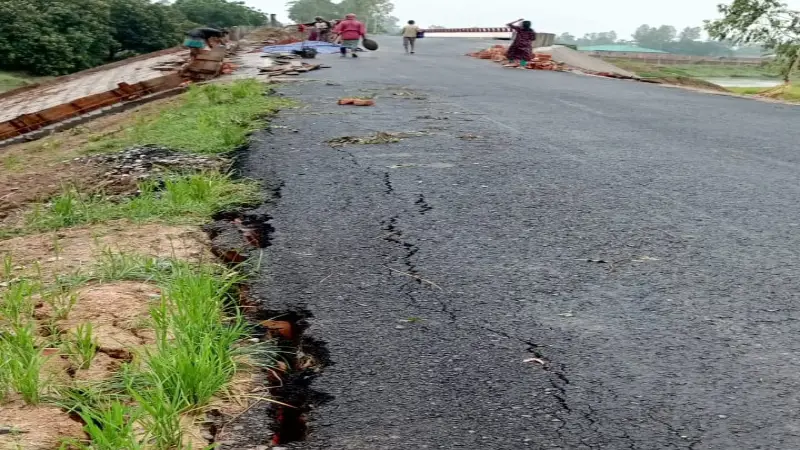 নির্মাণাধীন সেতুর পাশে ভেঙে যাচ্ছে রাস্তা, ঝুঁকিতে সেতু