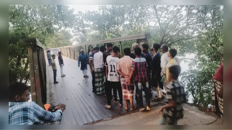 গোমতী নদীর উপর নির্মিত কালিকাপুর সেতু ধসে পড়ার আশঙ্কা গোমতী নদীর উপর নির্মিত কালিকাপুর সেতু ধসে পড়ার আশঙ্কা
