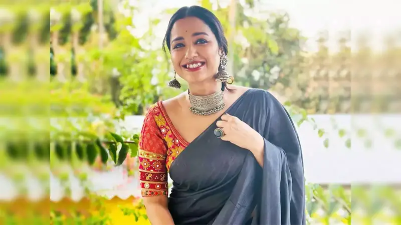 সোহিনীর বাড়িতে ঢুকে তাকে চিমটি কেটে এলো ইলেকট্রিশিয়ান সোহিনীর বাড়িতে ঢুকে তাকে চিমটি কেটে এলো ইলেকট্রিশিয়ান