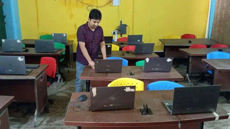 সাটুরিয়ায় কাজে আসছে না স্কুল ল্যাব, বেশির ভাগ ল্যাপটপই নষ্ট
