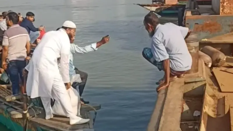 যমুনায় ঝুঁকি নিয়ে অবৈধ যানে যাত্রী পারাপার যমুনায় ঝুঁকি নিয়ে অবৈধ যানে যাত্রী পারাপার