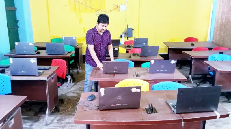 কাজে আসছে না স্কুল ল্যাব, বেশির ভাগ ল্যাপটপ নষ্ট কাজে আসছে না স্কুল ল্যাব, বেশির ভাগ ল্যাপটপ নষ্ট