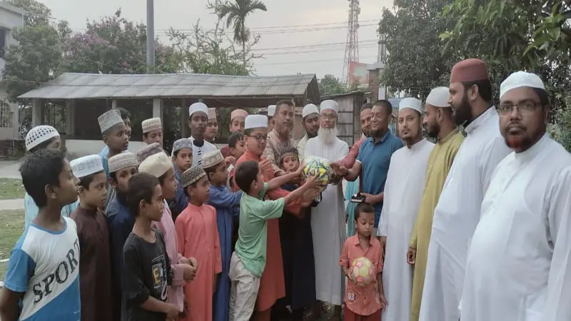 সখিপুর হাফেজি মাদ্রাসার শিক্ষার্থীদের মাঝে ফুটবল বিতরণ সখিপুর হাফেজি মাদ্রাসার শিক্ষার্থীদের মাঝে ফুটবল বিতরণ