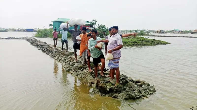 নিঝুমদ্বীপে দুর্গতের পাশে যুবদল নিঝুমদ্বীপে দুর্গতের পাশে যুবদল