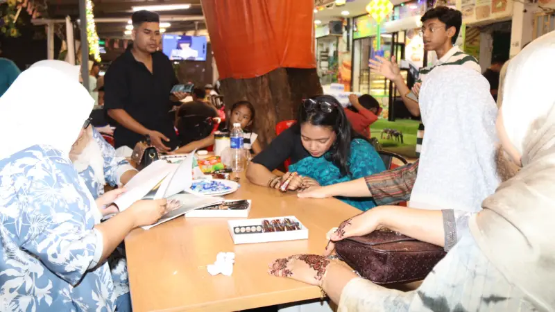 মালয়েশিয়ায় ঈদ উপলক্ষ্যে মেহেদী উৎসব উদযাপন