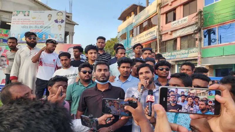 পদবঞ্চিতদের প্রতিবাদ: শরীয়তপুরে ছাত্রদল কমিটির বিরুদ্ধে তীব্র বিক্ষোভ পদবঞ্চিতদের প্রতিবাদ: শরীয়তপুরে ছাত্রদল কমিটির বিরুদ্ধে তীব্র বিক্ষোভ