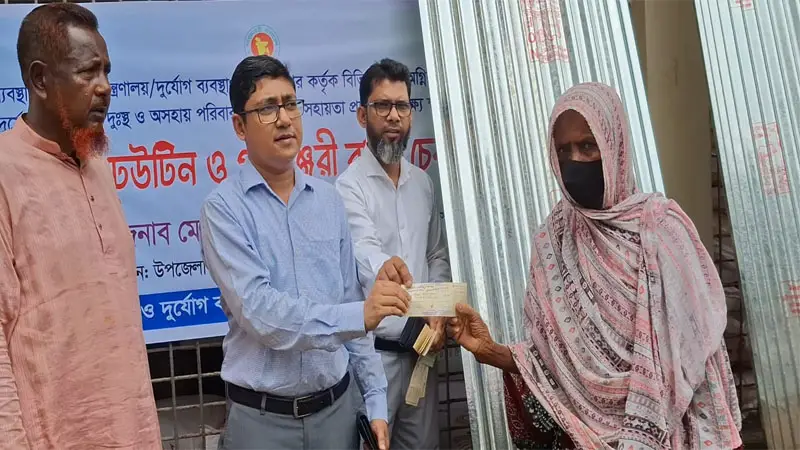 অবশেষে সহায়তা পেল জয়পুরহাটের ১৭ পরিবার! অবশেষে সহায়তা পেল জয়পুরহাটের ১৭ পরিবার!