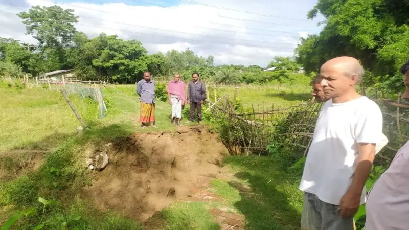 মেরামত হয়নি বন্যায় ভেঙে যাওয়া গ্রামীণ সড়ক, দুর্ভোগ চরমে মেরামত হয়নি বন্যায় ভেঙে যাওয়া গ্রামীণ সড়ক, দুর্ভোগ চরমে