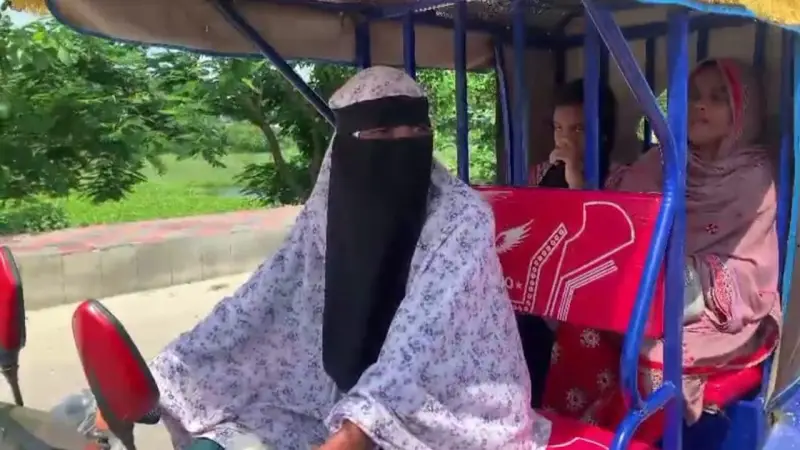 অটোরিকশার চাকাতেই ঘুরে রাহিমার জীবন অটোরিকশার চাকাতেই ঘুরে রাহিমার জীবন