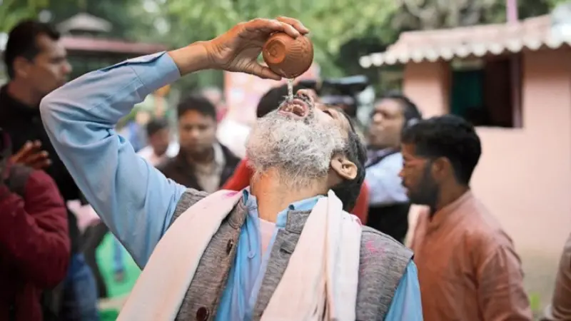প্রতিদিন সবাইকে টাটকা গোমূত্র পানের পরামর্শ হিন্দু পরিষদের প্রতিদিন সবাইকে টাটকা গোমূত্র পানের পরামর্শ হিন্দু পরিষদের