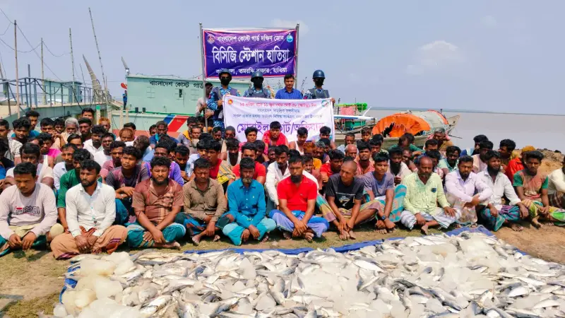 নোয়াখালী হাতিয়ায় ইলিশ সহ ৬টি ট্রলার জব্দ, ৯৩ জন জেলে আটক নোয়াখালী হাতিয়ায় ইলিশ সহ ৬টি ট্রলার জব্দ, ৯৩ জন জেলে আটক