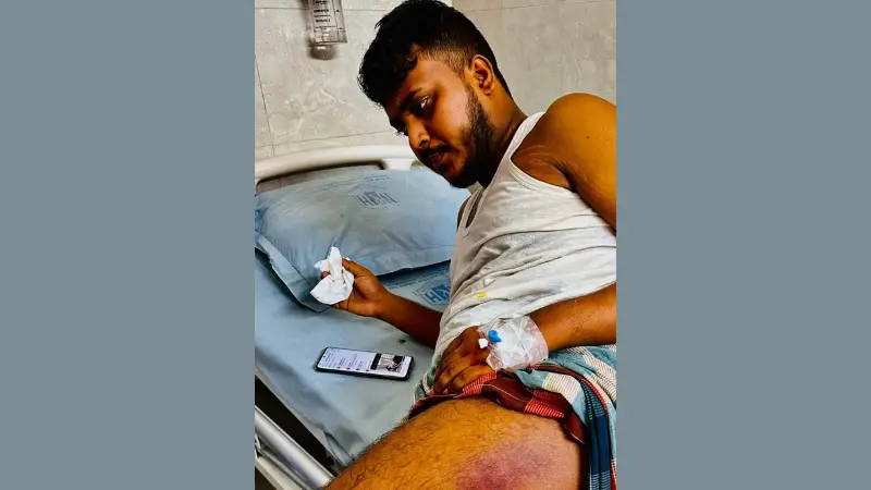 ‘তোদের বিপ্লব শেষ’— বলেই পেটানো হয় বৈষম্যবিরোধীদের! ‘তোদের বিপ্লব শেষ’— বলেই পেটানো হয় বৈষম্যবিরোধীদের!