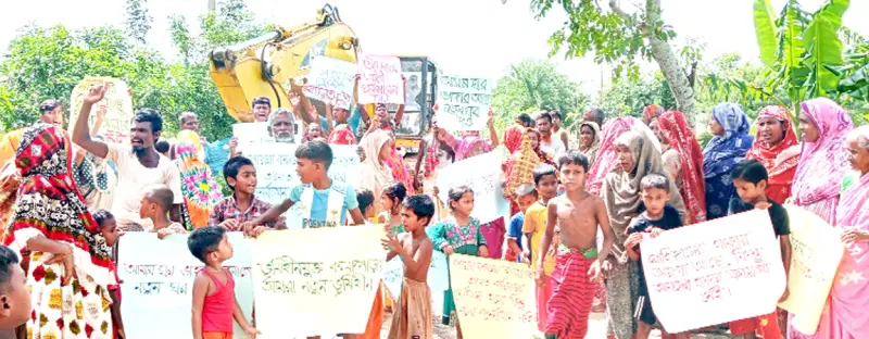 বিক্ষোভের মুখে রক্ষা পেল ভূমিহীন ১৩৬ পরিবার বিক্ষোভের মুখে রক্ষা পেল ভূমিহীন ১৩৬ পরিবার