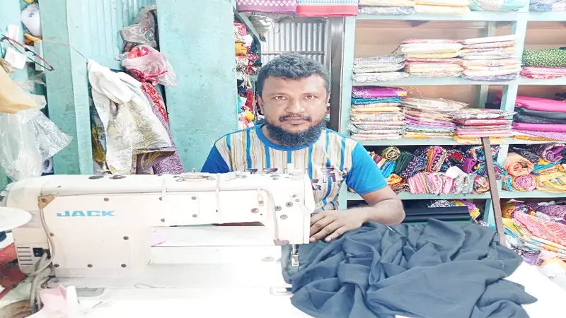 ঈদ সামনে রেখে দর্জির দোকানে বাড়ছে ভিড় ঈদ সামনে রেখে দর্জির দোকানে বাড়ছে ভিড়