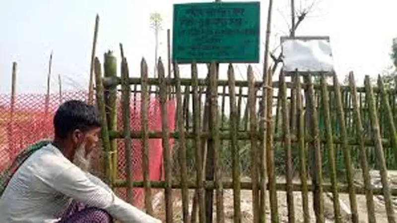 শহীদের কবর বন্যায় বিলীন হওয়ার শঙ্কা শহীদের কবর বন্যায় বিলীন হওয়ার শঙ্কা