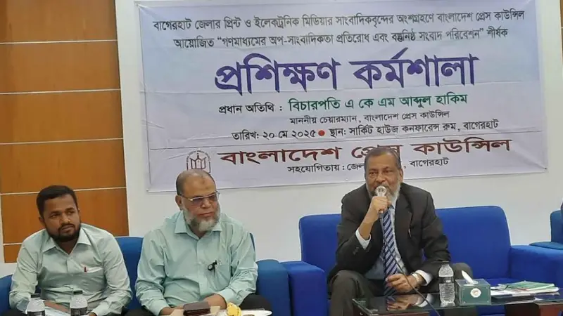 সাংবাদিকদের দলীয়করণ থেকে বেরিয়ে আসতে হবে সাংবাদিকদের দলীয়করণ থেকে বেরিয়ে আসতে হবে