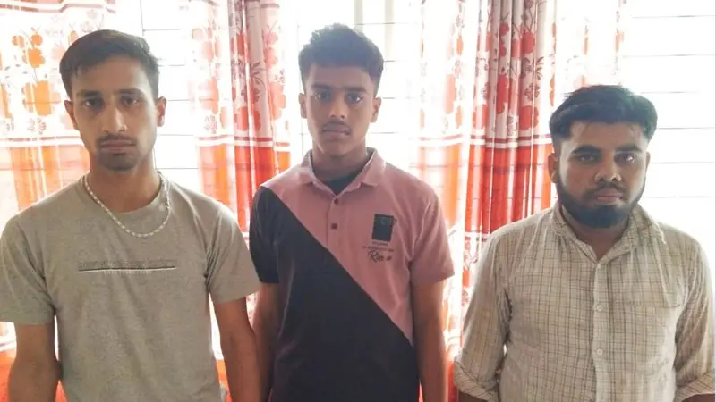 অবৈধভাবে বাংলাদেশে প্রবেশকালে সীমান্তে ৩ যুবক আটক অবৈধভাবে বাংলাদেশে প্রবেশকালে সীমান্তে ৩ যুবক আটক
