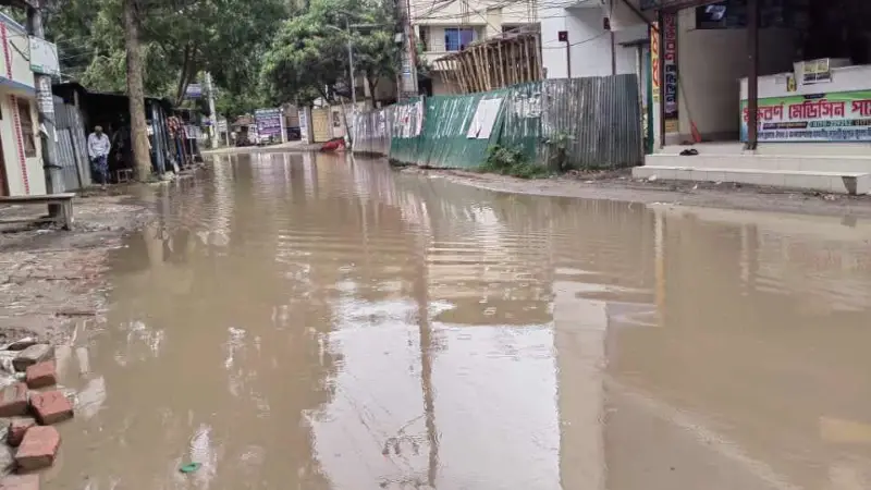 বৃষ্টিতে হাঁটু পানি খানাখন্দে ভরা সড়কে জনদুর্ভোগ বৃষ্টিতে হাঁটু পানি খানাখন্দে ভরা সড়কে জনদুর্ভোগ