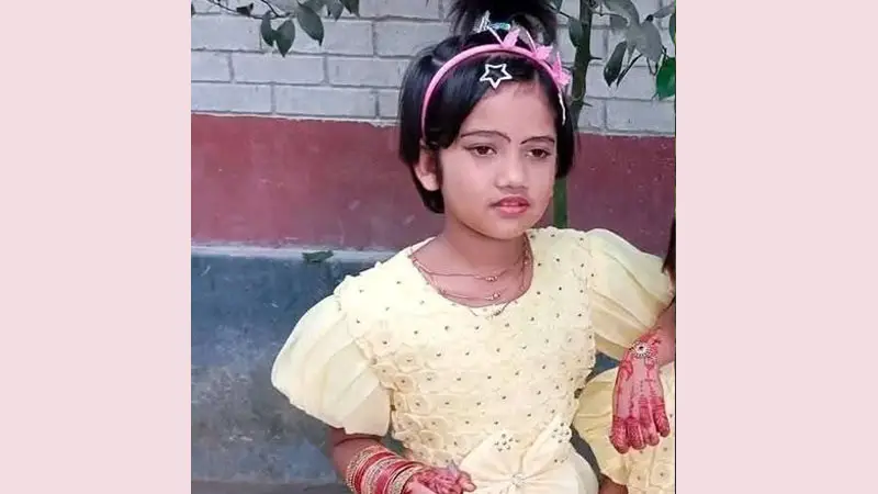 ৭ বছরের ফুটফুটে মিমকে ১০০ গজ টেনে নিয়ে গেল মোটরসাইকেল! ৭ বছরের ফুটফুটে মিমকে ১০০ গজ টেনে নিয়ে গেল মোটরসাইকেল!