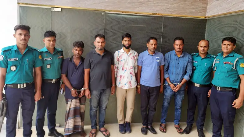 র্যাব সেজে কোটি টাকার ডাকাতি: সাবেক সেনা-পুলিশ সদস্যসহ ধরা পড়ল ‘ক্যাপ্টেন জালাল’ চক্র র্যাব সেজে কোটি টাকার ডাকাতি: সাবেক সেনা-পুলিশ সদস্যসহ ধরা পড়ল ‘ক্যাপ্টেন জালাল’ চক্র