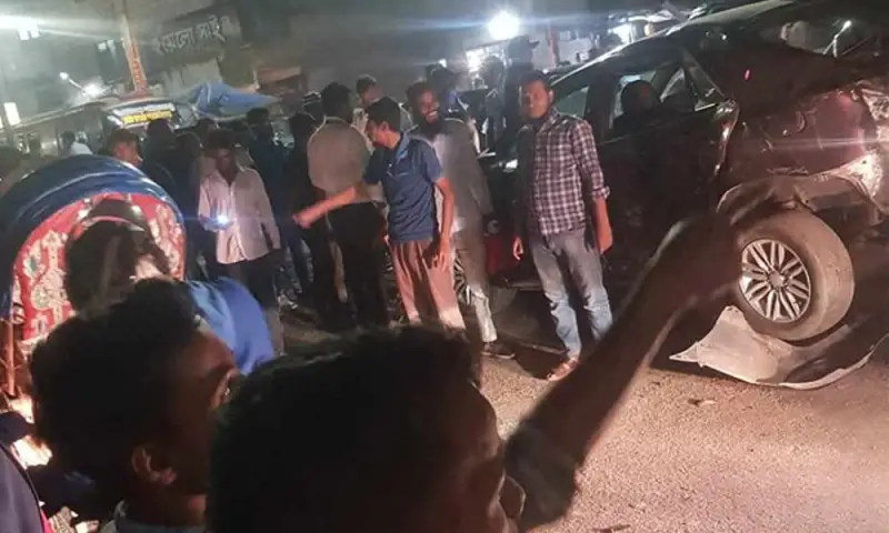 মগবাজার ক্রসিংয়ে ৪ গাড়ির ওপরে উঠে গেল ট্রেন মগবাজার ক্রসিংয়ে ৪ গাড়ির ওপরে উঠে গেল ট্রেন