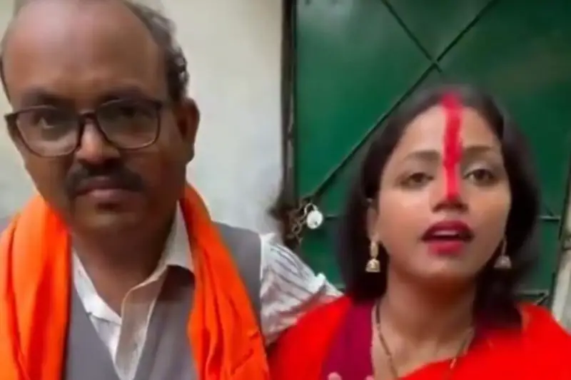 ভারতে জন্মদাতা বাবাকে বিয়ে করলেন ২৪ বছরের মেয়ে! ভারতে জন্মদাতা বাবাকে বিয়ে করলেন ২৪ বছরের মেয়ে!