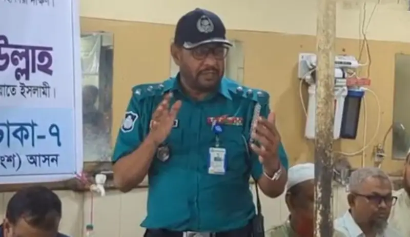 বিগত ফ্যাসিস্ট সরকার দেশটা বিক্রি করে ফেলেছে, জামায়াতের প্রোগ্রামে পুলিশ কর্মকর্তা! বিগত ফ্যাসিস্ট সরকার দেশটা বিক্রি করে ফেলেছে, জামায়াতের প্রোগ্রামে পুলিশ কর্মকর্তা!