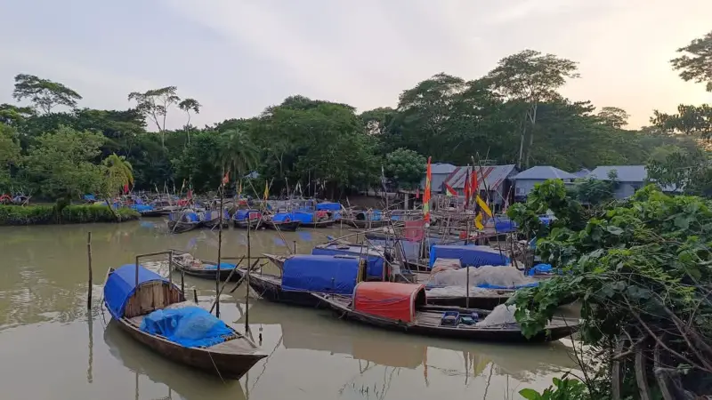 মহাজনের দাদনের কাছে জিম্মি দশমিনার জেলেরা