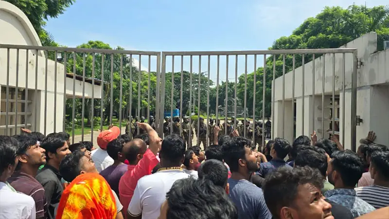 কাশিমপুর কারাগারে উত্তেজনা, নিয়ন্ত্রণে সেনাবাহিনী কাশিমপুর কারাগারে উত্তেজনা, নিয়ন্ত্রণে সেনাবাহিনী