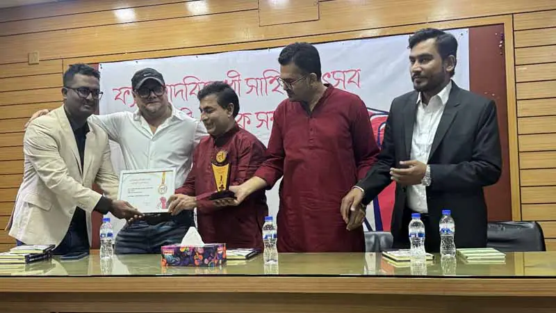 প্রতিবাদী লেখক সম্মাননা পেলেন মাহবুব নাহিদ প্রতিবাদী লেখক সম্মাননা পেলেন মাহবুব নাহিদ