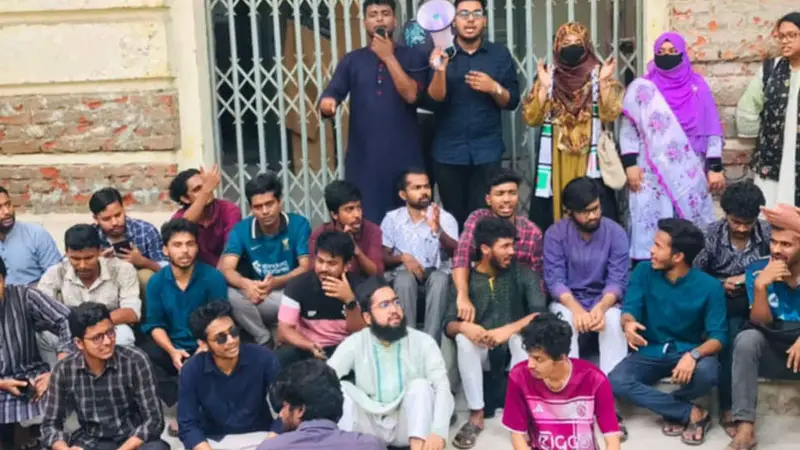 চার দাবিতে জবির প্রশাসনিক ভবনে তালা দিয়ে শিক্ষার্থীদের বিক্ষোভ চার দাবিতে জবির প্রশাসনিক ভবনে তালা দিয়ে শিক্ষার্থীদের বিক্ষোভ