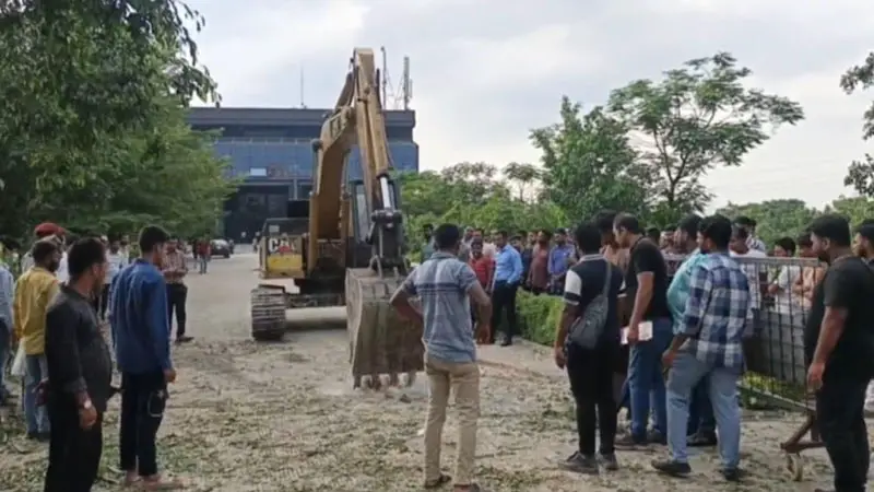 সরকারি জমি দখল করেই চলছিল বিলাসবহুল ক্লাবের ব্যবসা! সরকারি জমি দখল করেই চলছিল বিলাসবহুল ক্লাবের ব্যবসা!