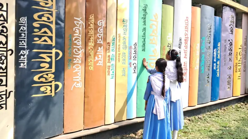 দেয়াল নয় যেন সাহিত্যের জীবন্ত প্রদর্শনী দেয়াল নয় যেন সাহিত্যের জীবন্ত প্রদর্শনী