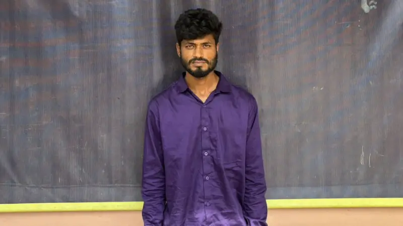 মুরাদনগরে নারী নির্যাতনের ভিডিও ছড়ানোর মূল পরিকল্পনাকারী র্যাবের হাতে গ্রেফতার মুরাদনগরে নারী নির্যাতনের ভিডিও ছড়ানোর মূল পরিকল্পনাকারী র্যাবের হাতে গ্রেফতার