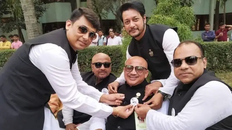 ডা. মুরাদের ভাইরাল ছবি! ডা. মুরাদের ভাইরাল ছবি!