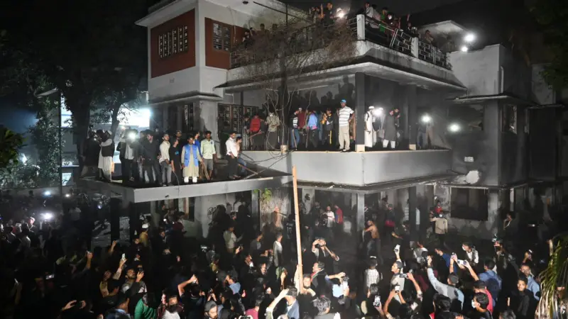 ভাঙা হচ্ছে শেখ হাসিনার চাচাতো ভাইদের বাড়িও ভাঙা হচ্ছে শেখ হাসিনার চাচাতো ভাইদের বাড়িও
