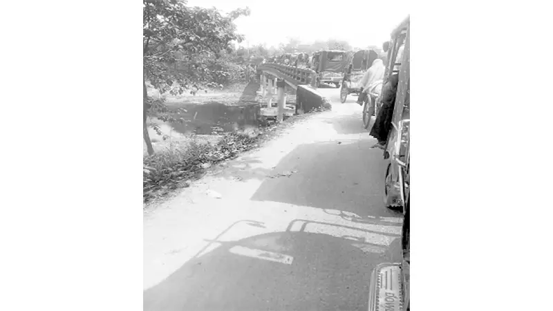 নাজুক সেতুতে চলাচলে ঝুঁকি নাজুক সেতুতে চলাচলে ঝুঁকি