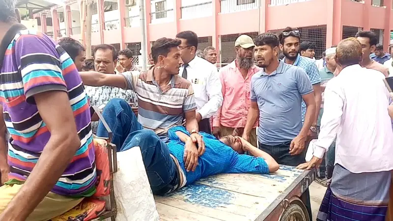 মেহেরপুর আদালত চত্বরে দুই পক্ষের সংঘর্ষ মেহেরপুর আদালত চত্বরে দুই পক্ষের সংঘর্ষ
