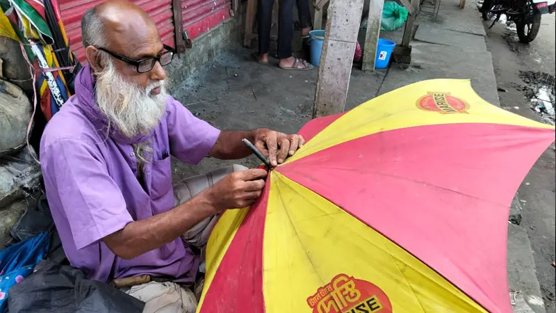 ছাতা ফেলেই দেয় মানুষ, হিরু-ভুট্টদের কষ্ট বাড়ে! ছাতা ফেলেই দেয় মানুষ, হিরু-ভুট্টদের কষ্ট বাড়ে!