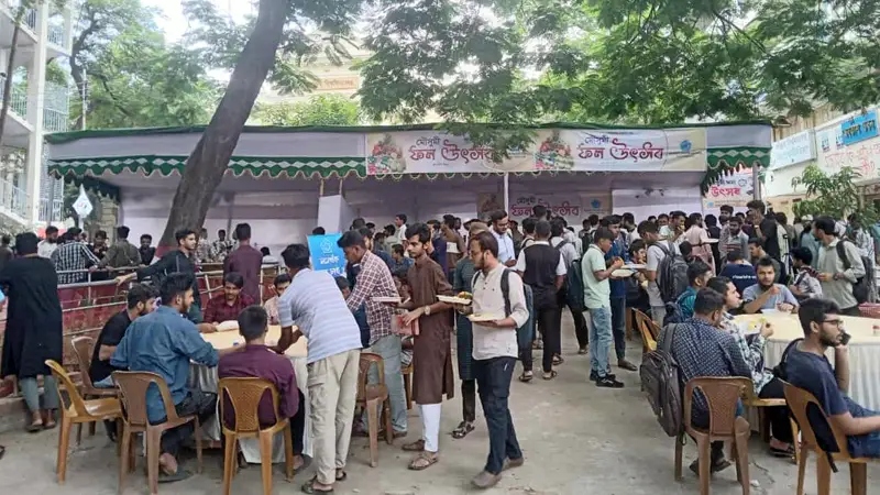 নবীনদের স্বাগত জানিয়ে জবি ছাত্রশিবিরের মৌসুমি ফল উৎসব নবীনদের স্বাগত জানিয়ে জবি ছাত্রশিবিরের মৌসুমি ফল উৎসব