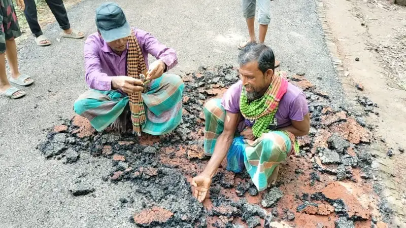 বাকেরগঞ্জে হাত দিয়ে টানলেই উঠছে সড়কের কার্পেটিং, ক্ষুব্ধ এলাকাবাসী বাকেরগঞ্জে হাত দিয়ে টানলেই উঠছে সড়কের কার্পেটিং, ক্ষুব্ধ এলাকাবাসী