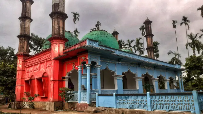 মোগল স্থাপত্যে নির্মিত তিন গম্বুজবিশিষ্ট কেরামত আলী জামে মসজিদ মোগল স্থাপত্যে নির্মিত তিন গম্বুজবিশিষ্ট কেরামত আলী জামে মসজিদ